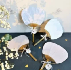 Abanico de Madera On se Marie Artemio