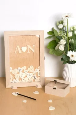 Baúl de madera con 53 corazones