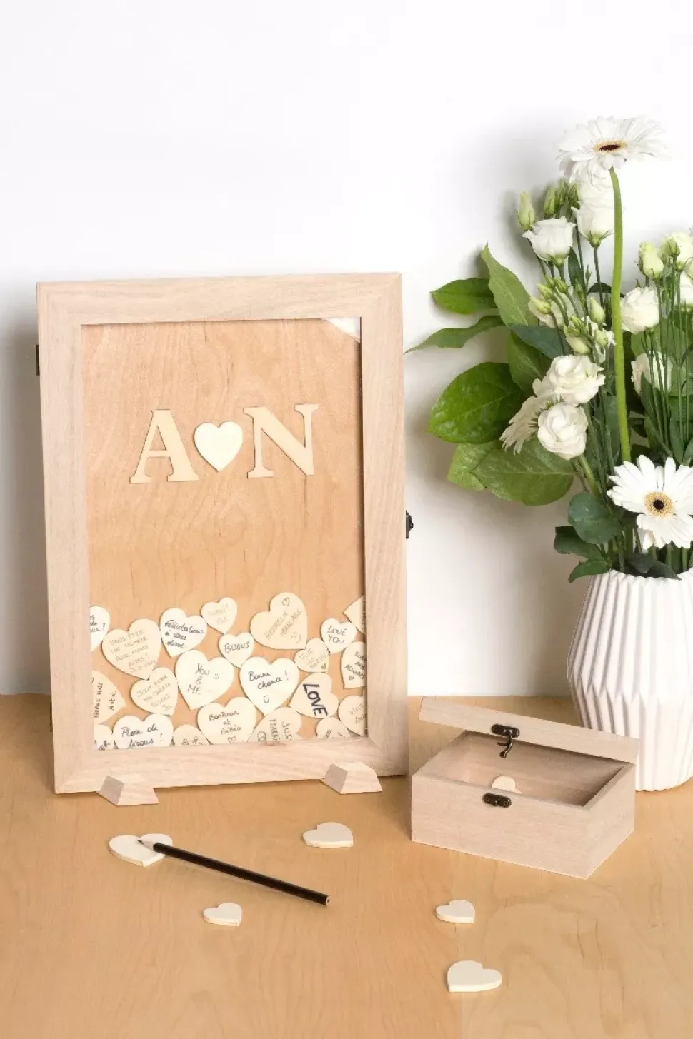 Baúl de madera con 53 corazones