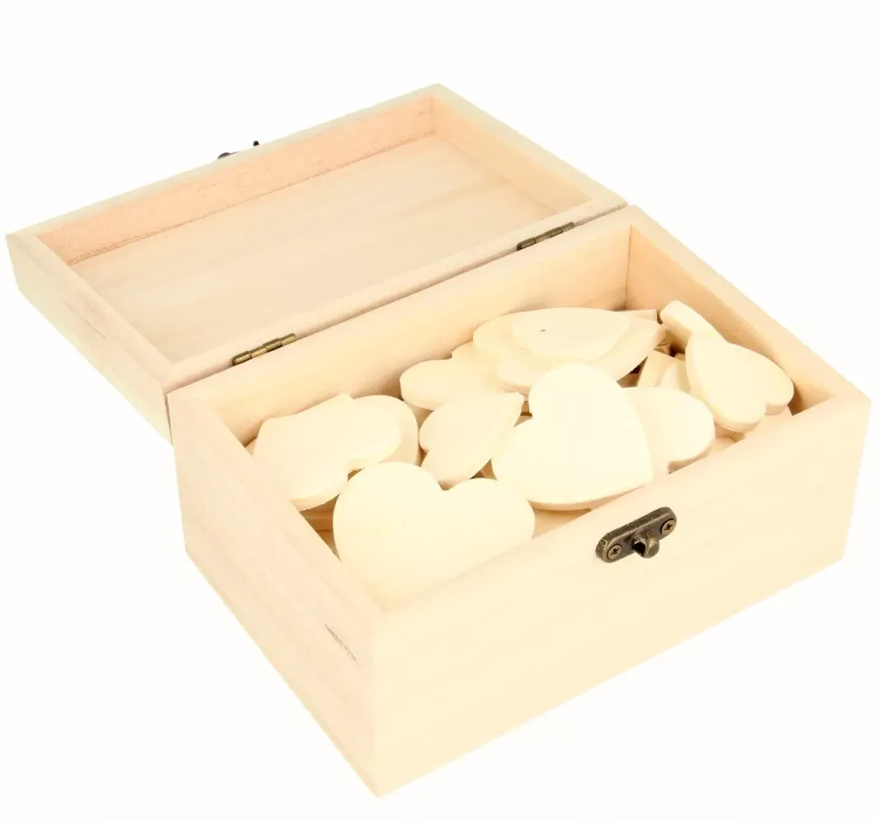 Baúl de madera con 53 corazones