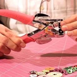 Crop-A-Dile Rosa, con estuche y 100 ojales