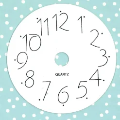 Esfera blanca metálica con número árabes