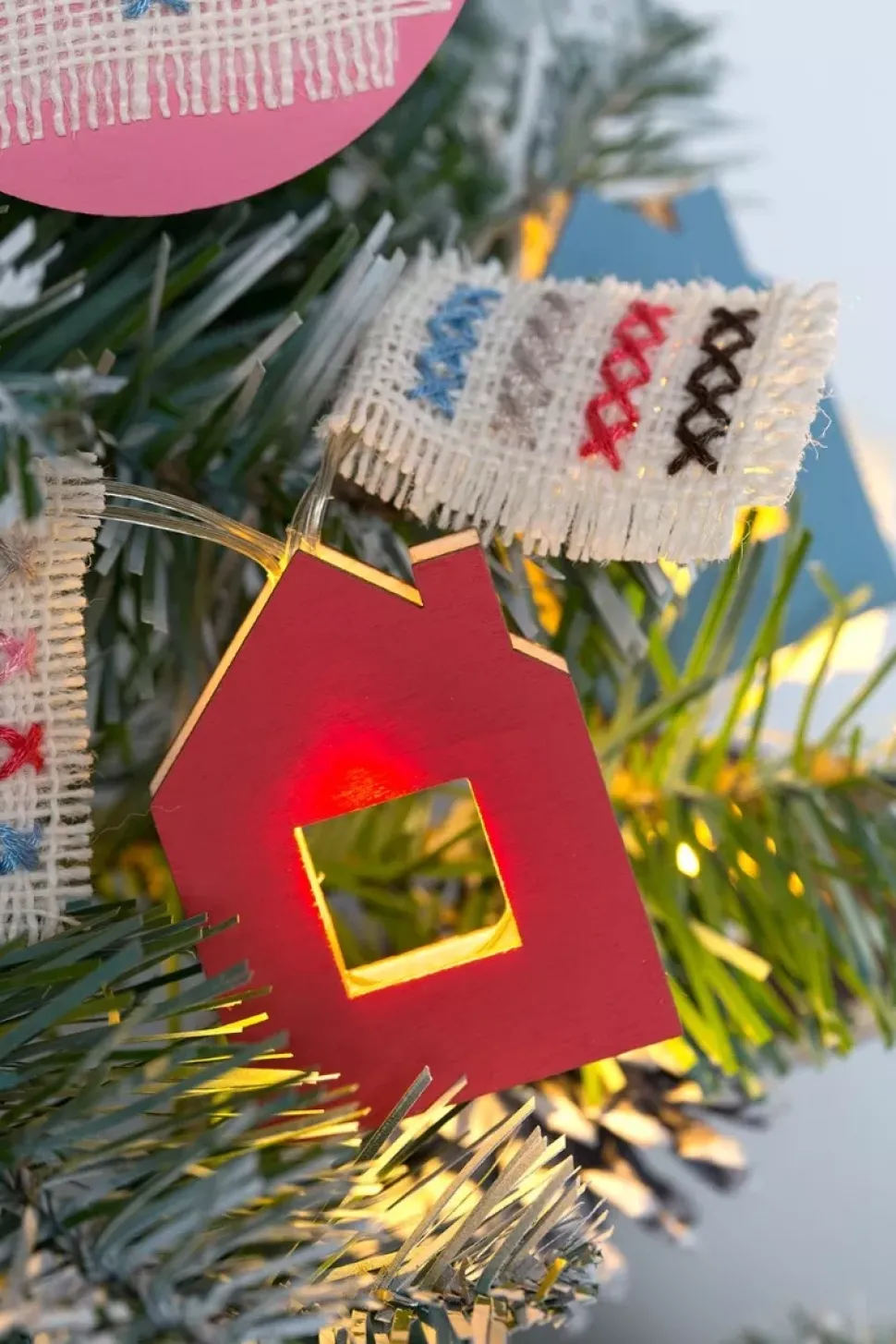Guirnalda de casitas de madera con luces LED