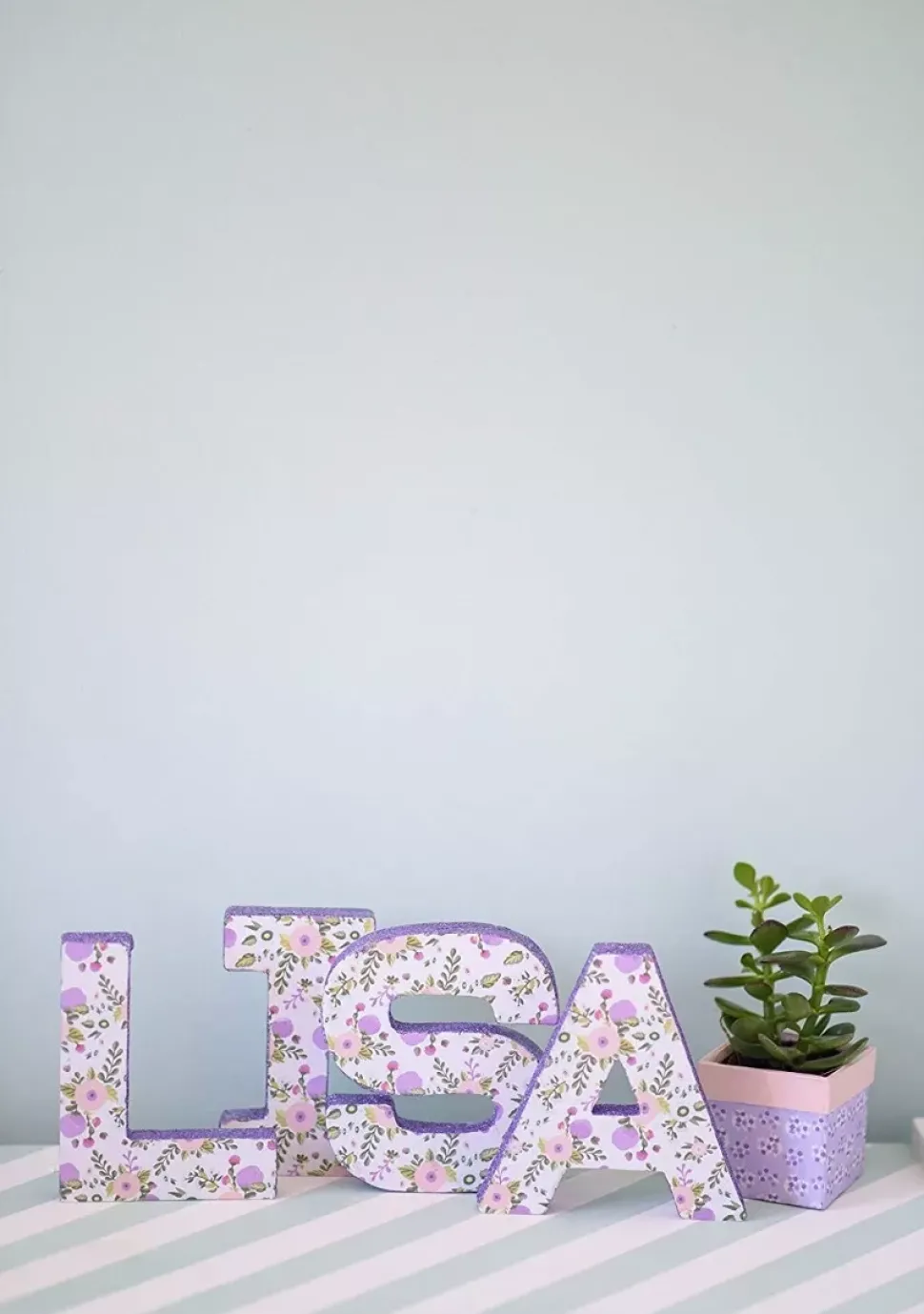 Letra J de cartón endurecido blanco