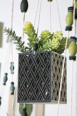 Linterna de madera calada con rombos