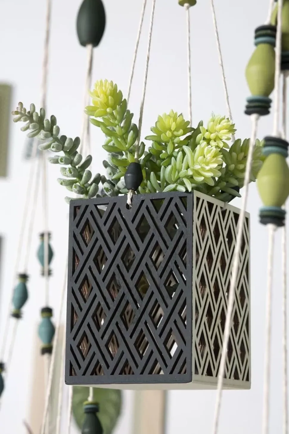 Linterna de madera calada con rombos