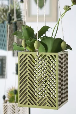 Linterna de madera calada con chevon