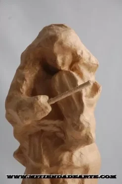 Ángel de pie con violín de cartón