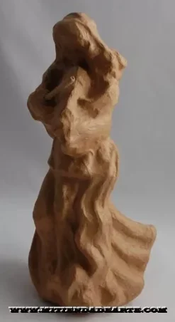 Ángel de pie con violín de cartón