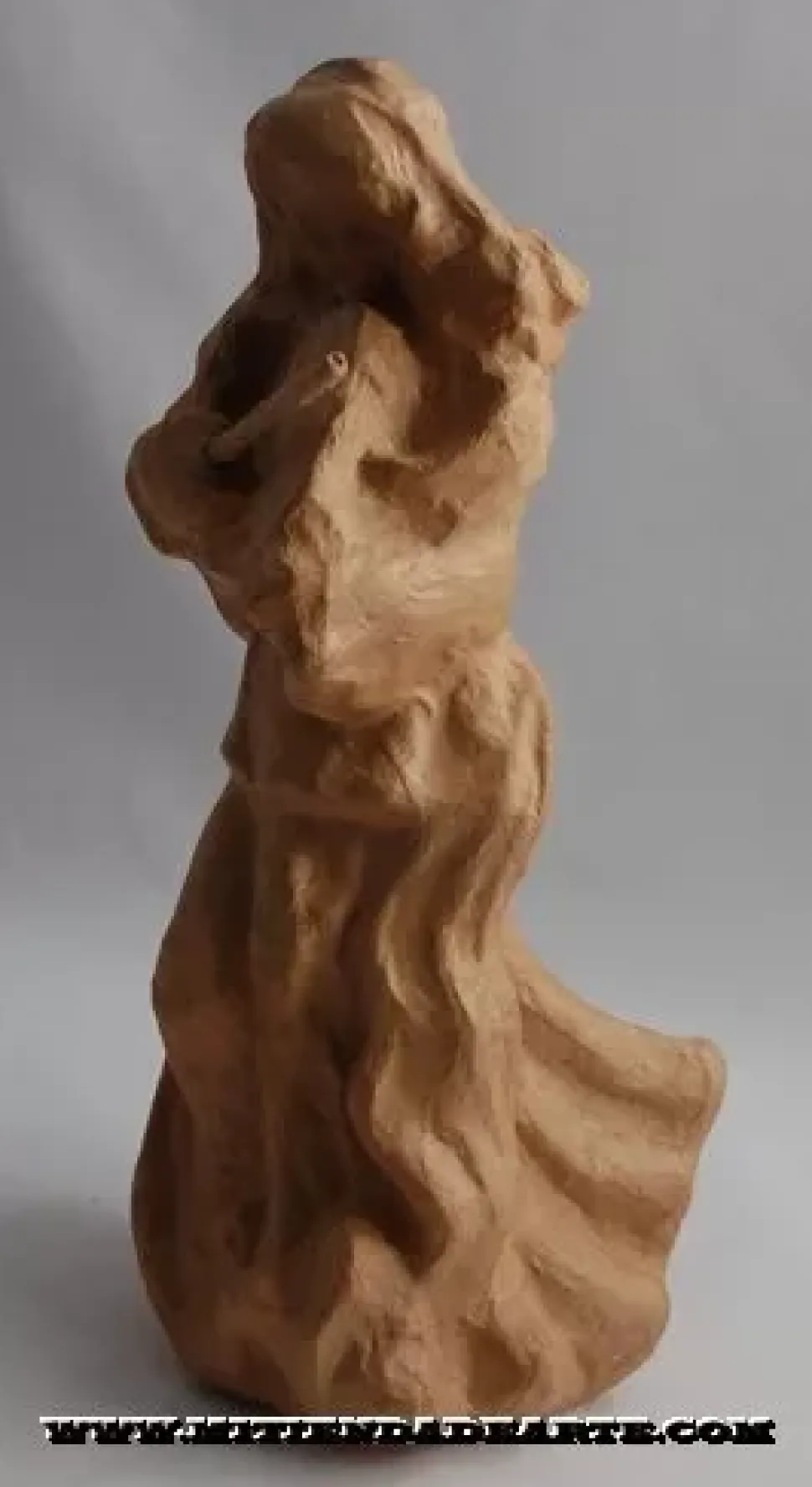 Ángel de pie con violín de cartón