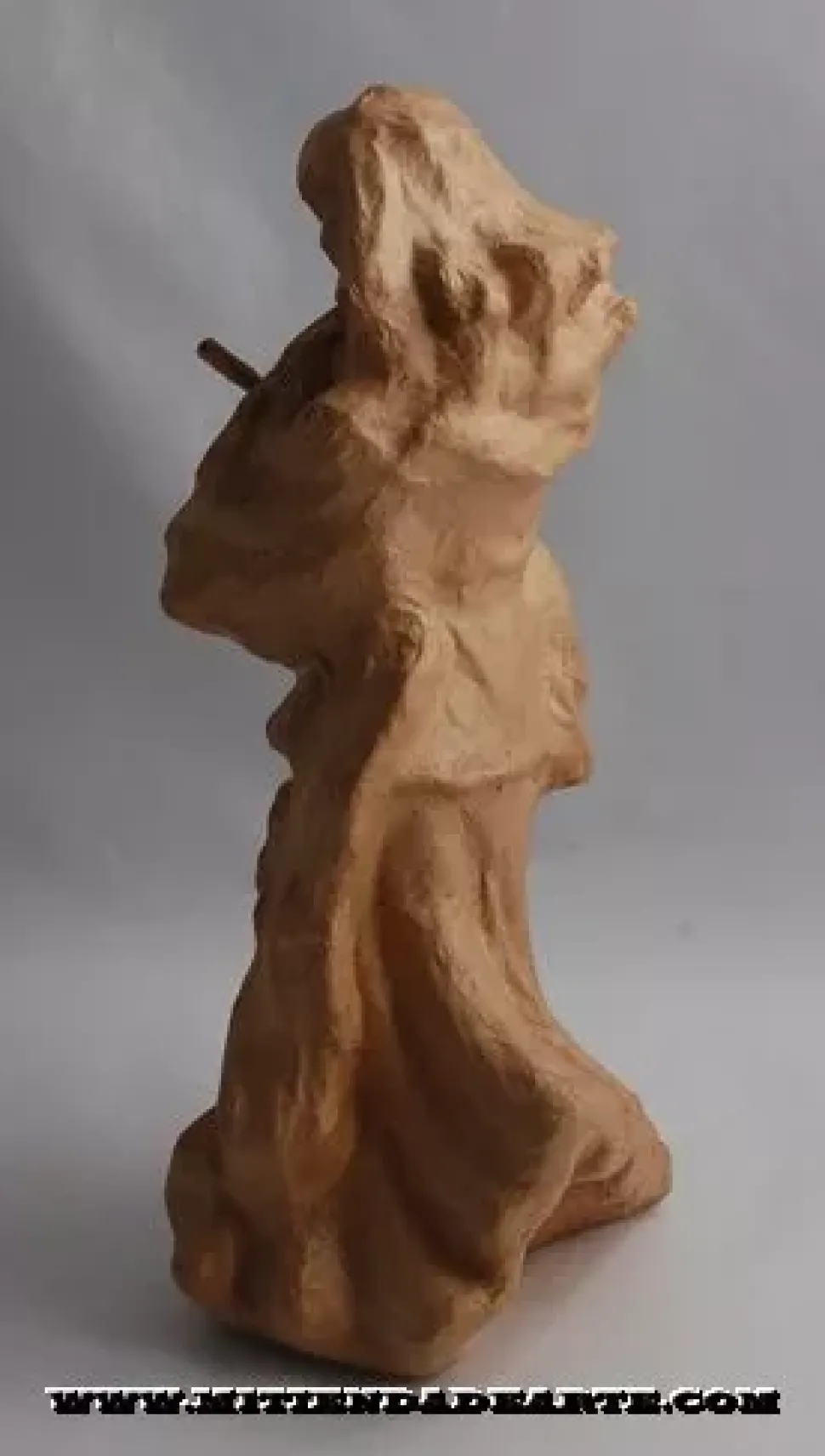 Ángel de pie con violín de cartón