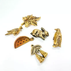 Set de 6 cuentas con formas doradas