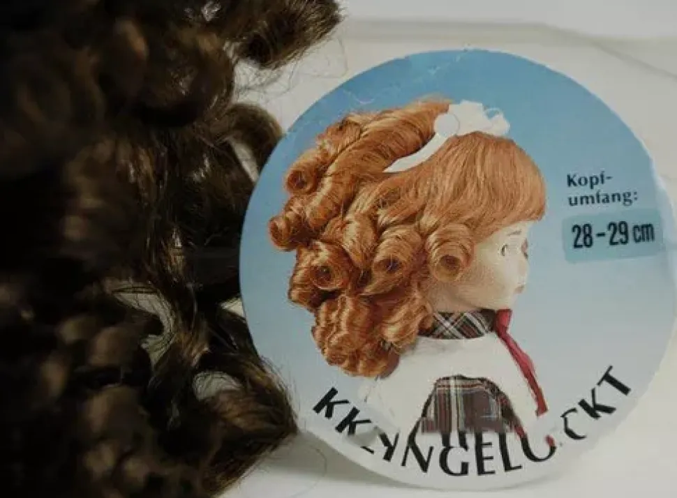 SUPER OFERTA **40%** Peluca Color Moreno pelo sintético Karin Hobby - Synthetical Doll Wig Moreno 28-29 cm.