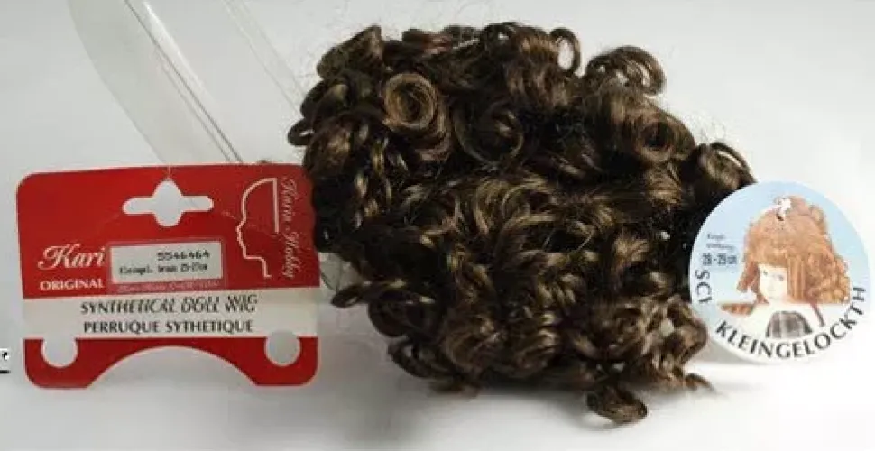 SUPER OFERTA **40%** Peluca Color Moreno pelo sintético Karin Hobby - Synthetical Doll Wig Moreno 25-27cm.