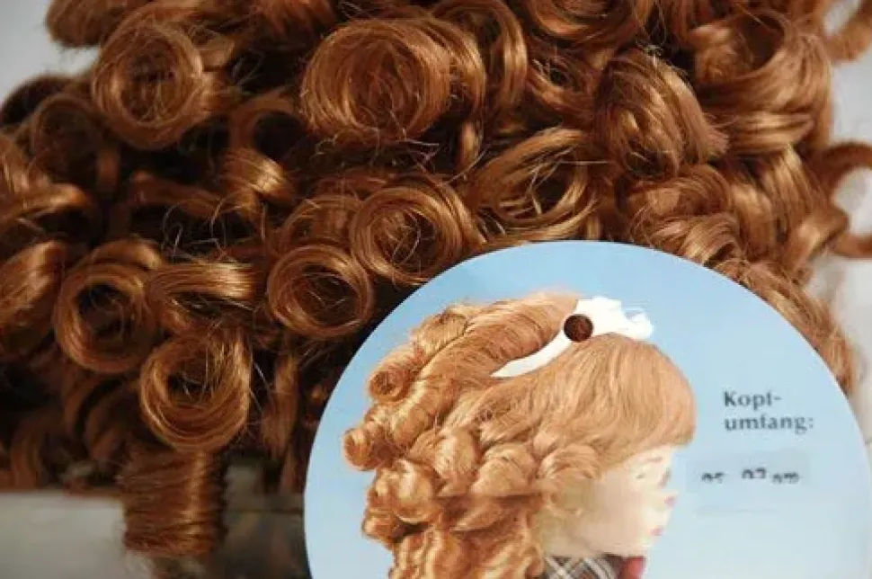 SUPER OFERTA **40%** Peluca Color Roble pelo sintético Karin Hobby - Synthetical Doll Wig 5546462