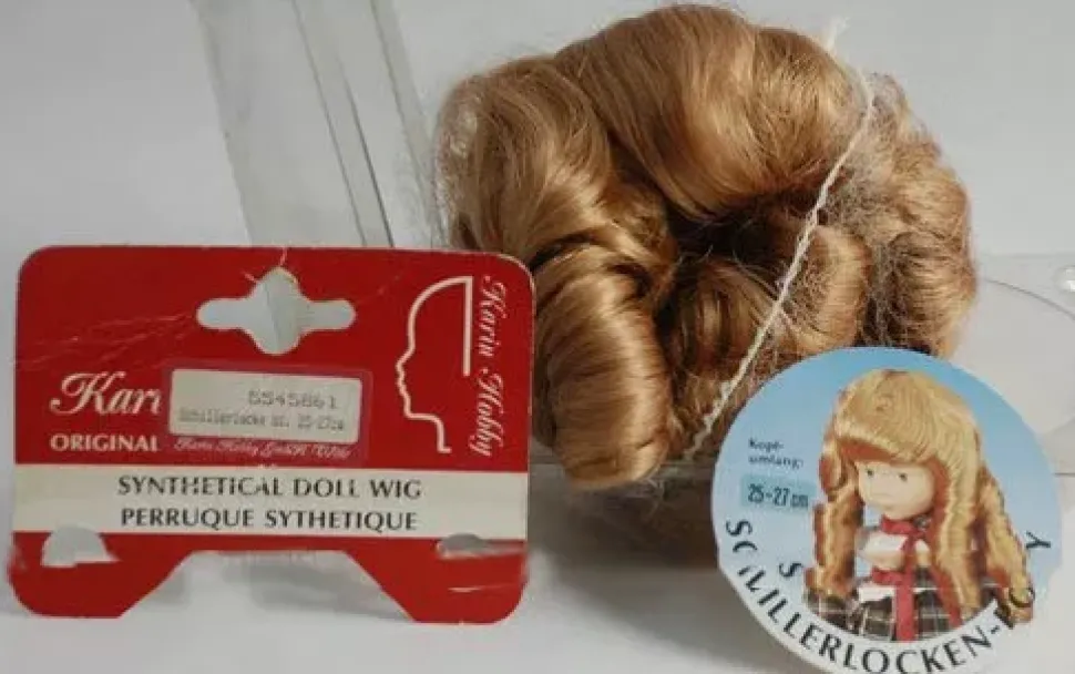 SUPER OFERTA **40%** Peluca color Rubio con tirabuzones pelo sintético Karin Hobby - Synthetical Doll Wig Rubio con tirabuzones 25-27cm.