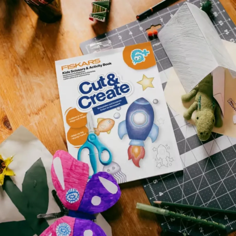 Tijeras Punta Redonda y Libro de Actividades Fiskars